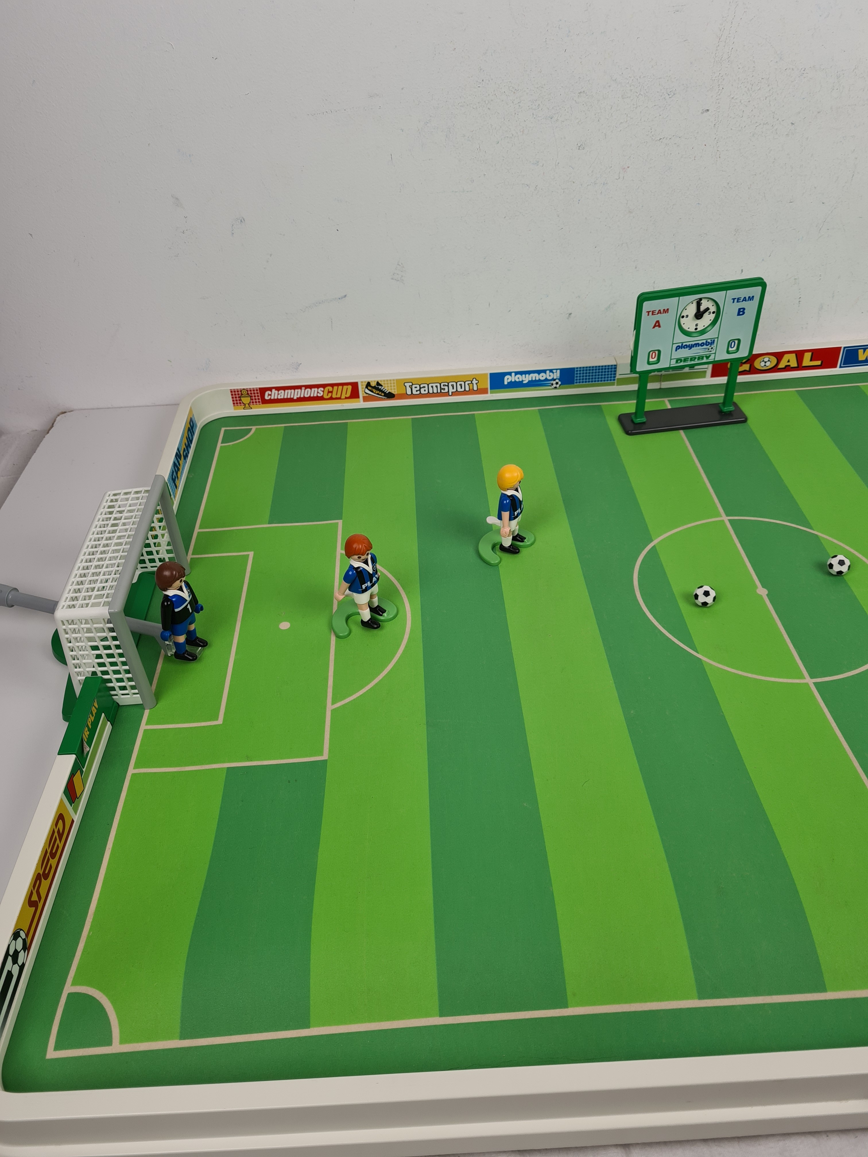 Voir photo 3 de Playmobil - 4700 Terrain de football avec joueurs - 5 ans + Playmobil - 4700 Terrain de football avec joueurs - 5 ans + État correct - Vue 3 -